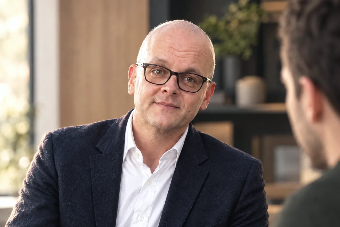 Bastian Schütz im Beratungsgespräch mit einem Unternehmer