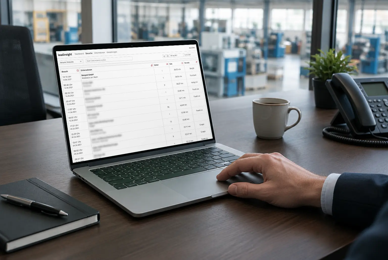 Vertriebsarbeitsplatz mit Notebook, auf dem die Besuchsliste von leadinsight geöffnet ist