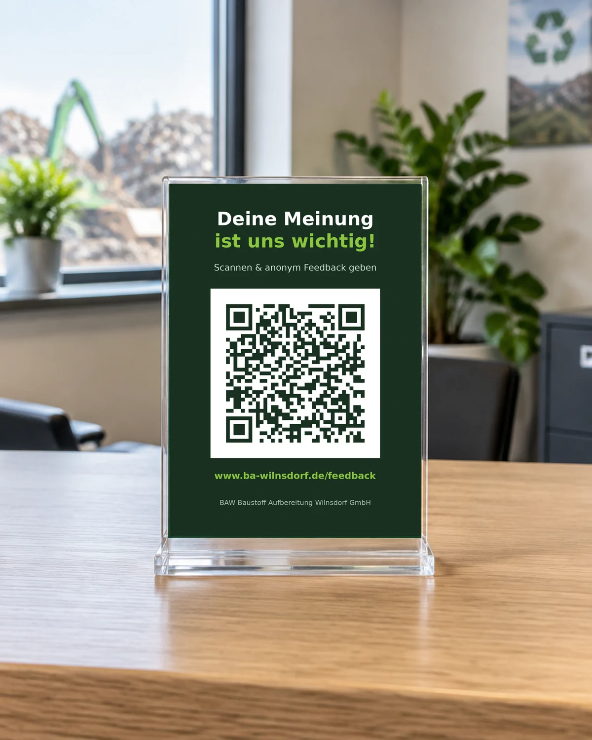 Acryl-Aufsteller A6 auf der Theke mit QR-Code und dem Text Deine Meinung ist uns wichtig