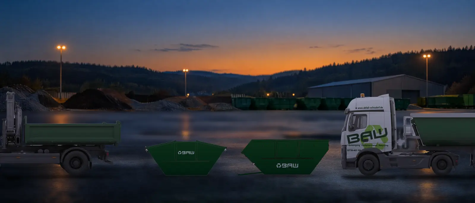 Drei grüne BAW-Absetzmulden mit Logo zwischen Kipper mit Ladekran und Sattelkipper auf nassem Asphalt am Abend