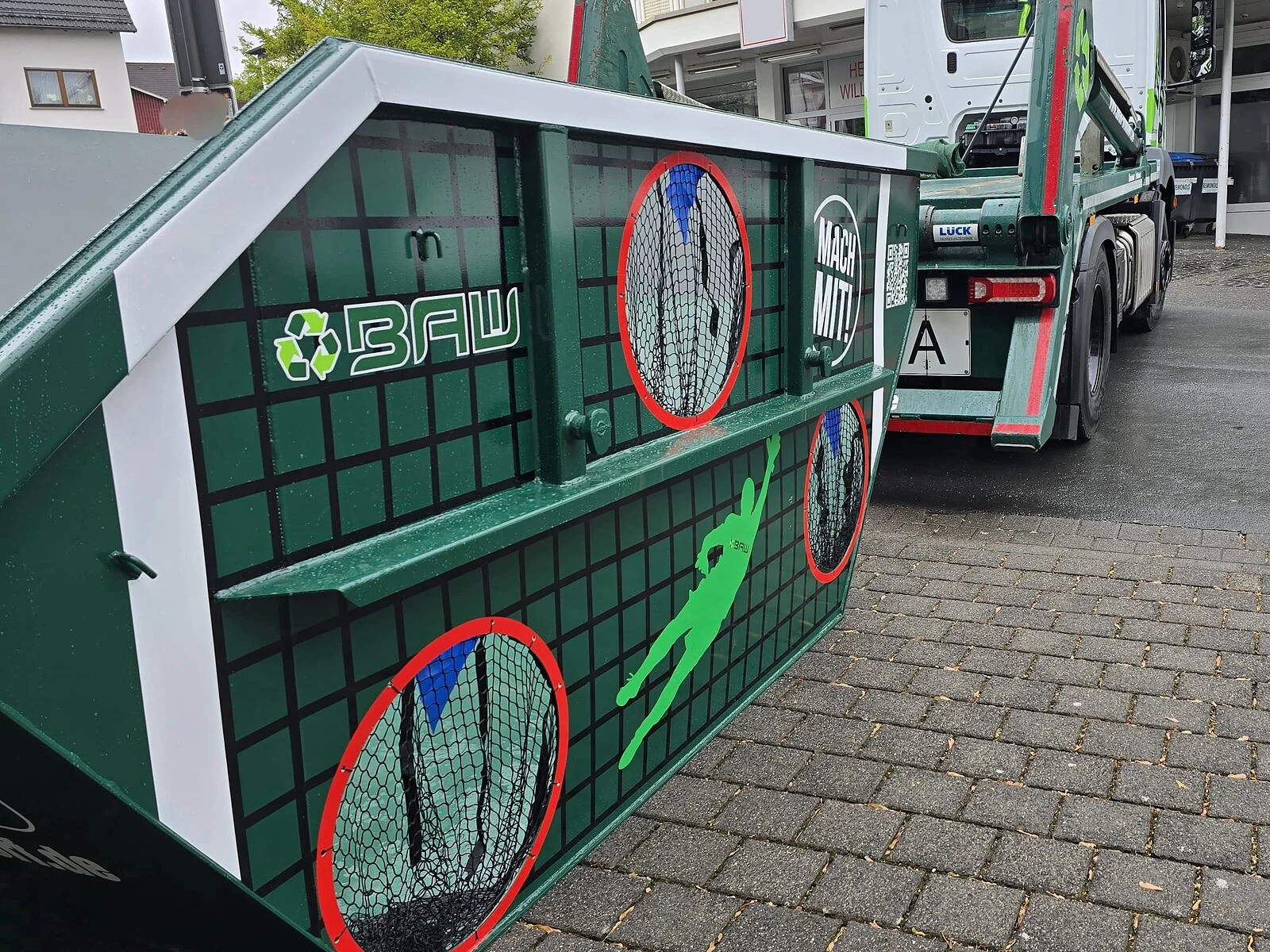 BAW-Absetzkipper mit grüner Eventmulde im Fußball-Design