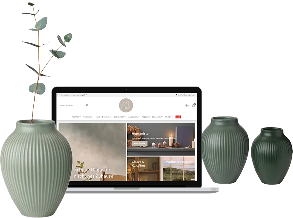 Shop von Elke Schell HOME auf einem Laptop zwischen Vasen