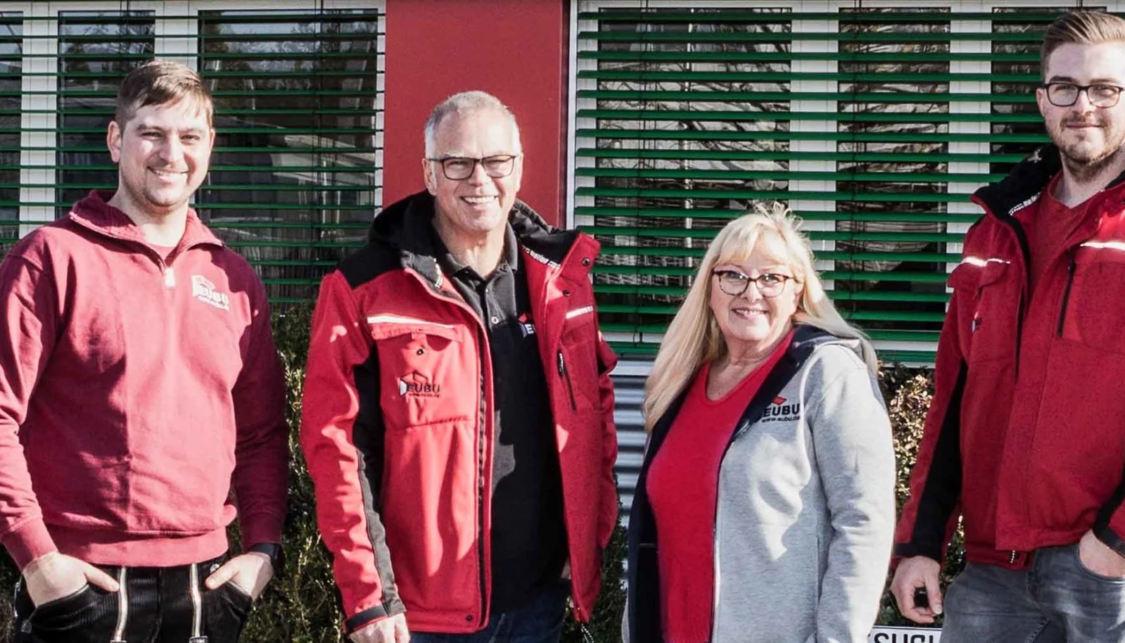 Inhaberfamilie Euler mit Team in roter EUBU-Arbeitskleidung vor dem Firmengebäude in Butzbach
