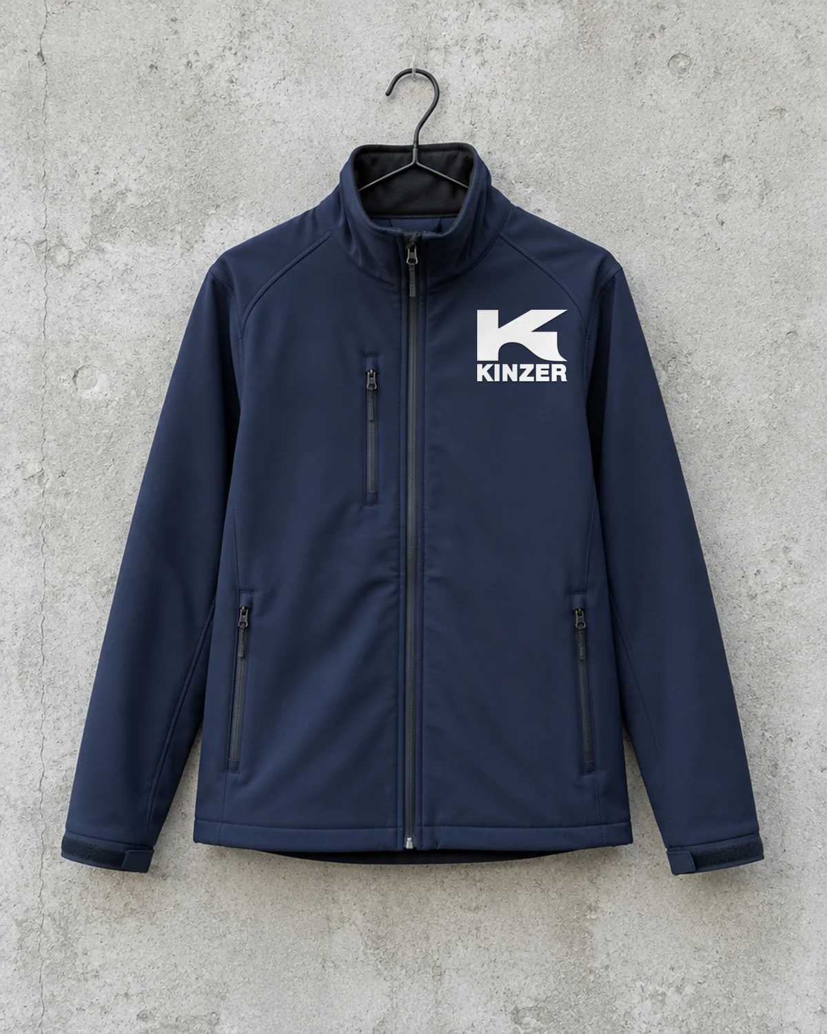 Dunkelblaue Softshell-Arbeitsjacke mit Kinzer-Logo auf der Brust