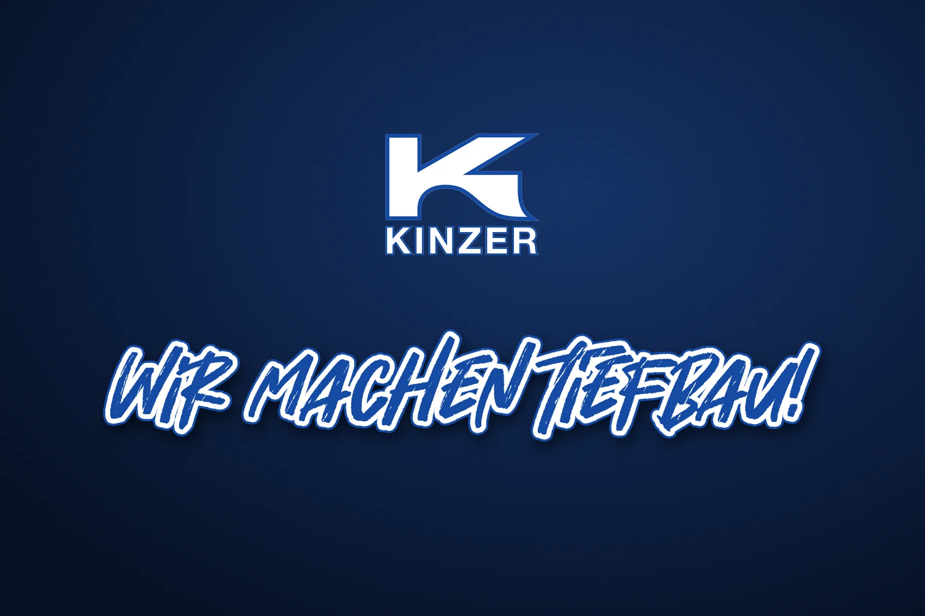Kinzer-Logo und Schriftzug Wir machen Tiefbau! auf dunkelblauem Grund