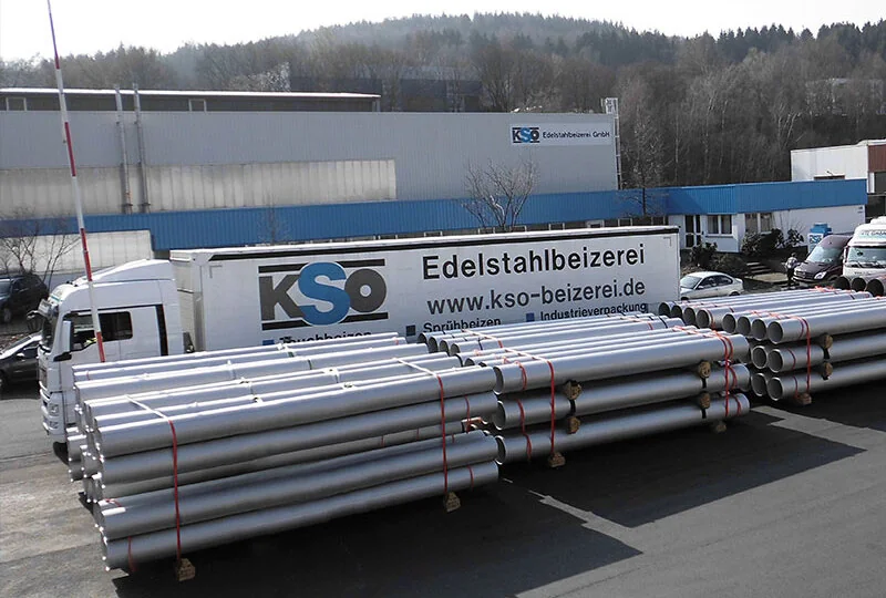 Lkw der KSO Edelstahlbeizerei mit beladenen Edelstahlrohren