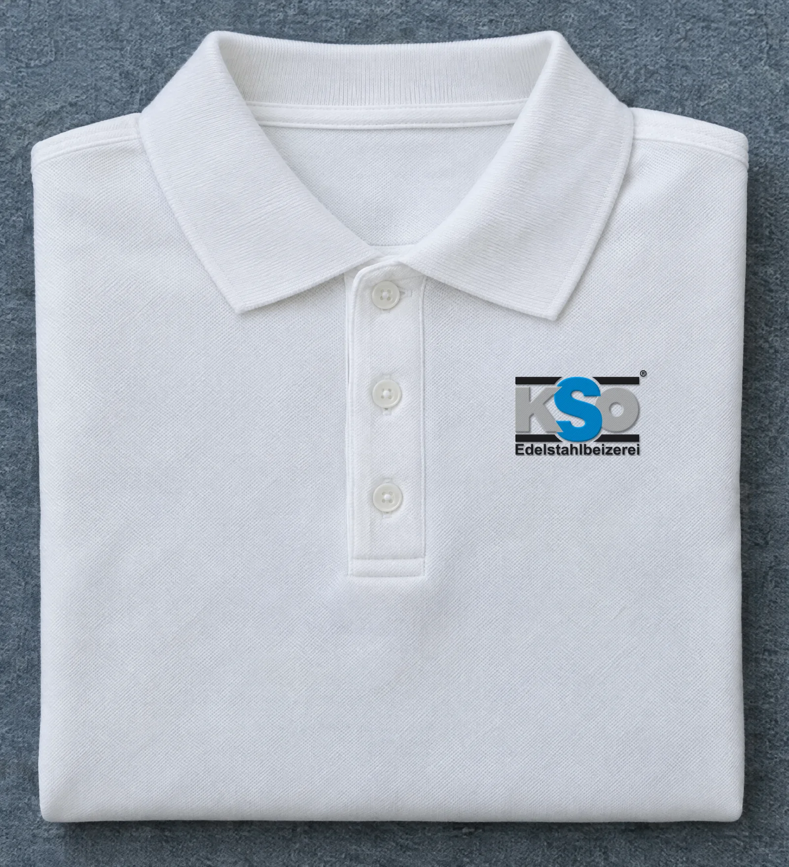 Weißes Poloshirt mit gesticktem Logo der KSO Edelstahlbeizerei