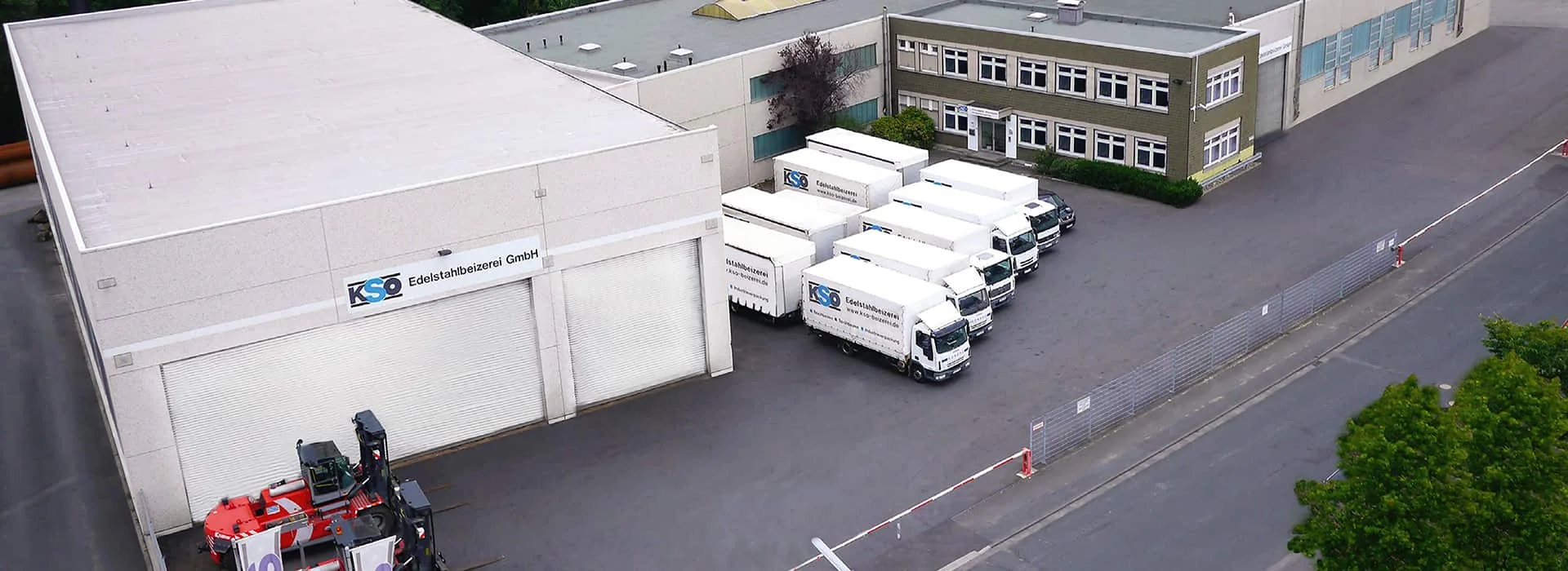 Luftbild des Firmengeländes der KSO Edelstahlbeizerei mit Fuhrpark