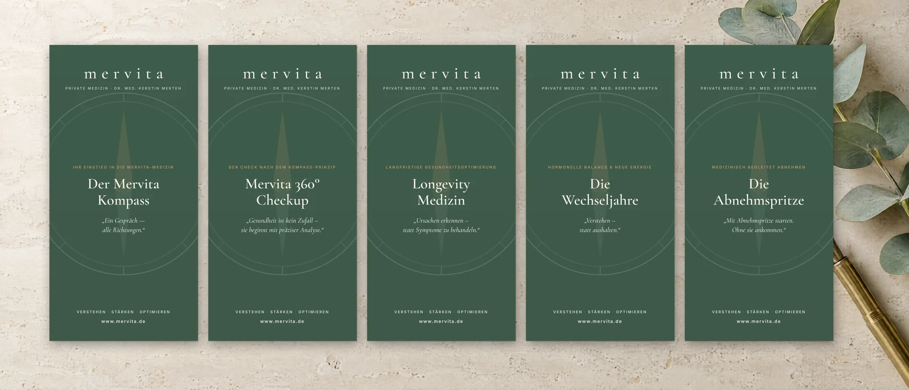 Fünf merVita-Infokarten im Format DIN lang, Vorderseiten mit Kompass auf Grün