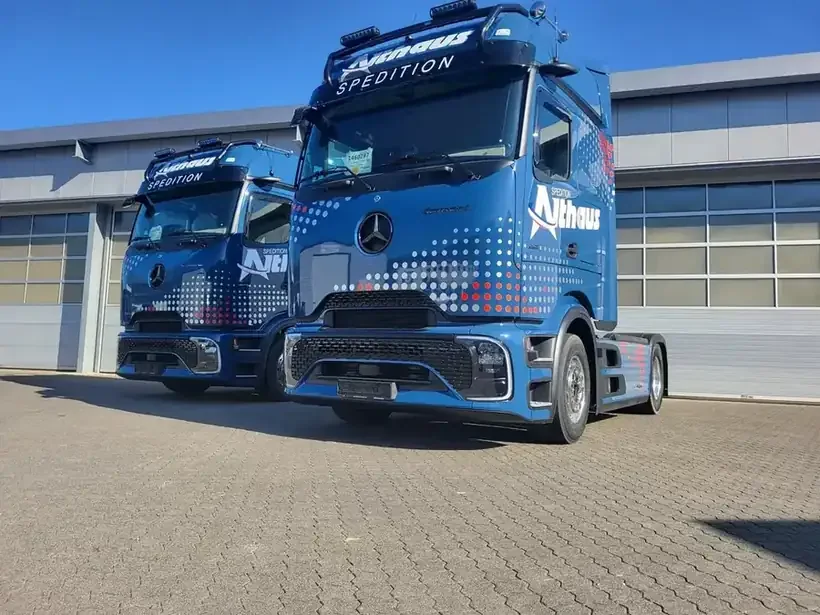 Zwei Mercedes-Sattelzugmaschinen mit Fahrzeugbeschriftung von Münch Werbetechnik