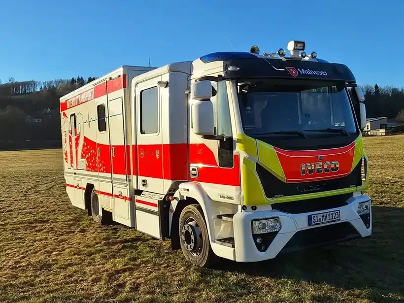 Rettungswagen mit Konturmarkierung und Warnbeklebung von Münch Werbetechnik