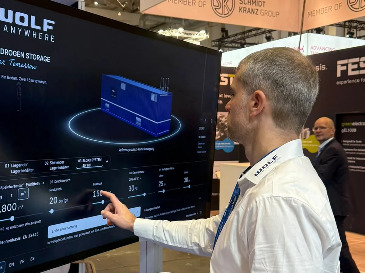 Besucher bedient die WOLF Touch-App: 3D-Container, Speicherbedarf, Druckbereich und Sprachwahl