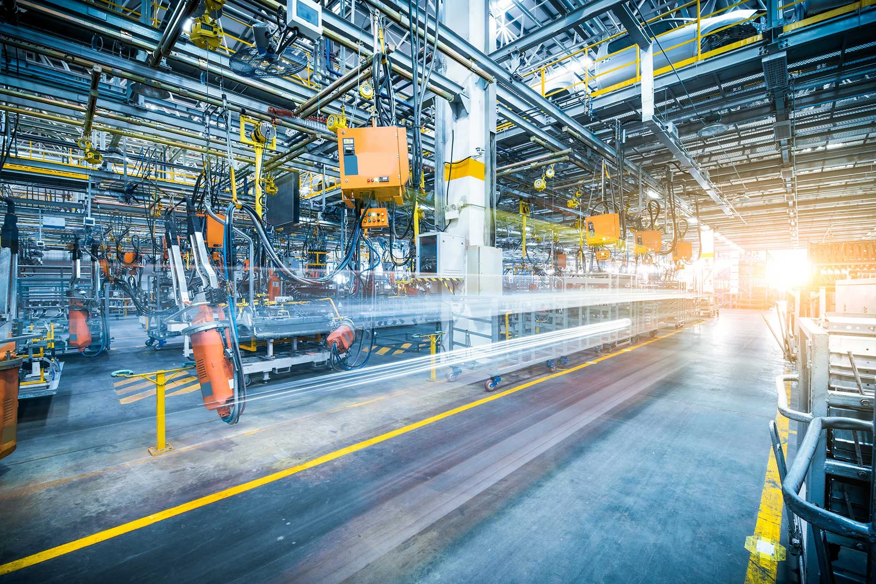 Industriehalle mit Lichtspuren