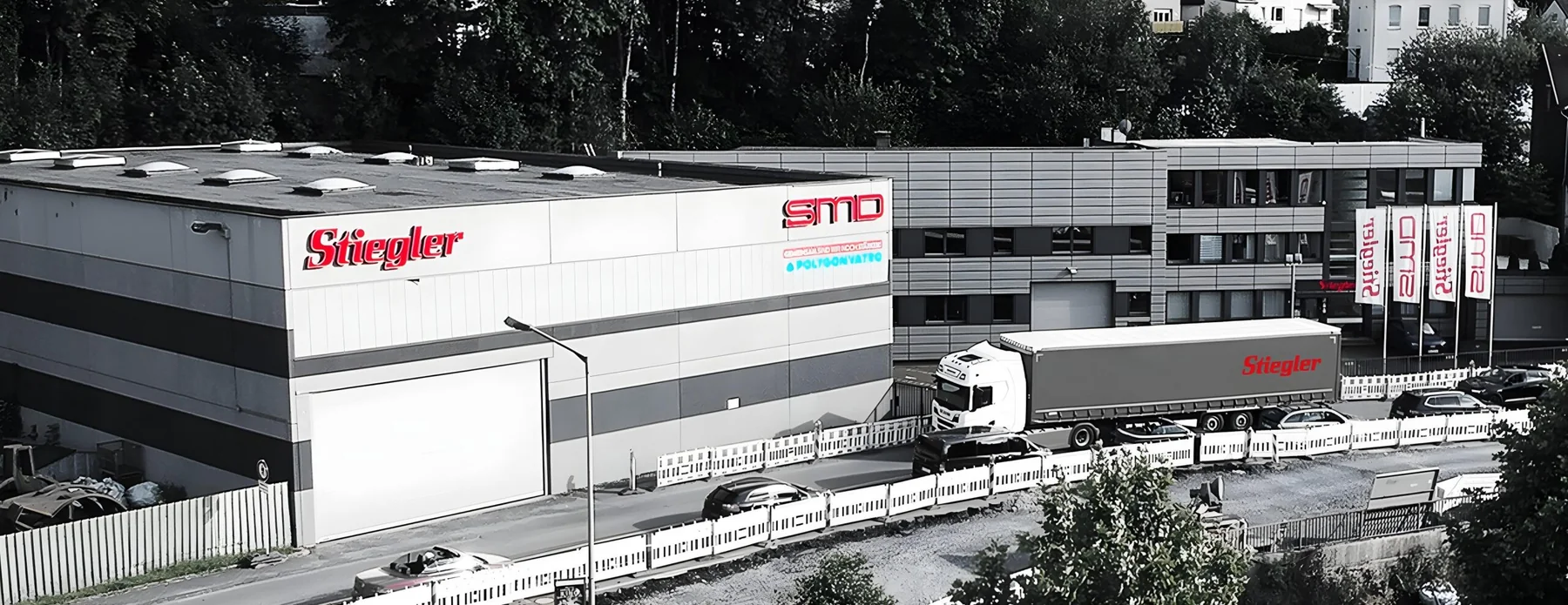 Firmengebäude der Stiegler Gruppe in Siegen mit Lkw