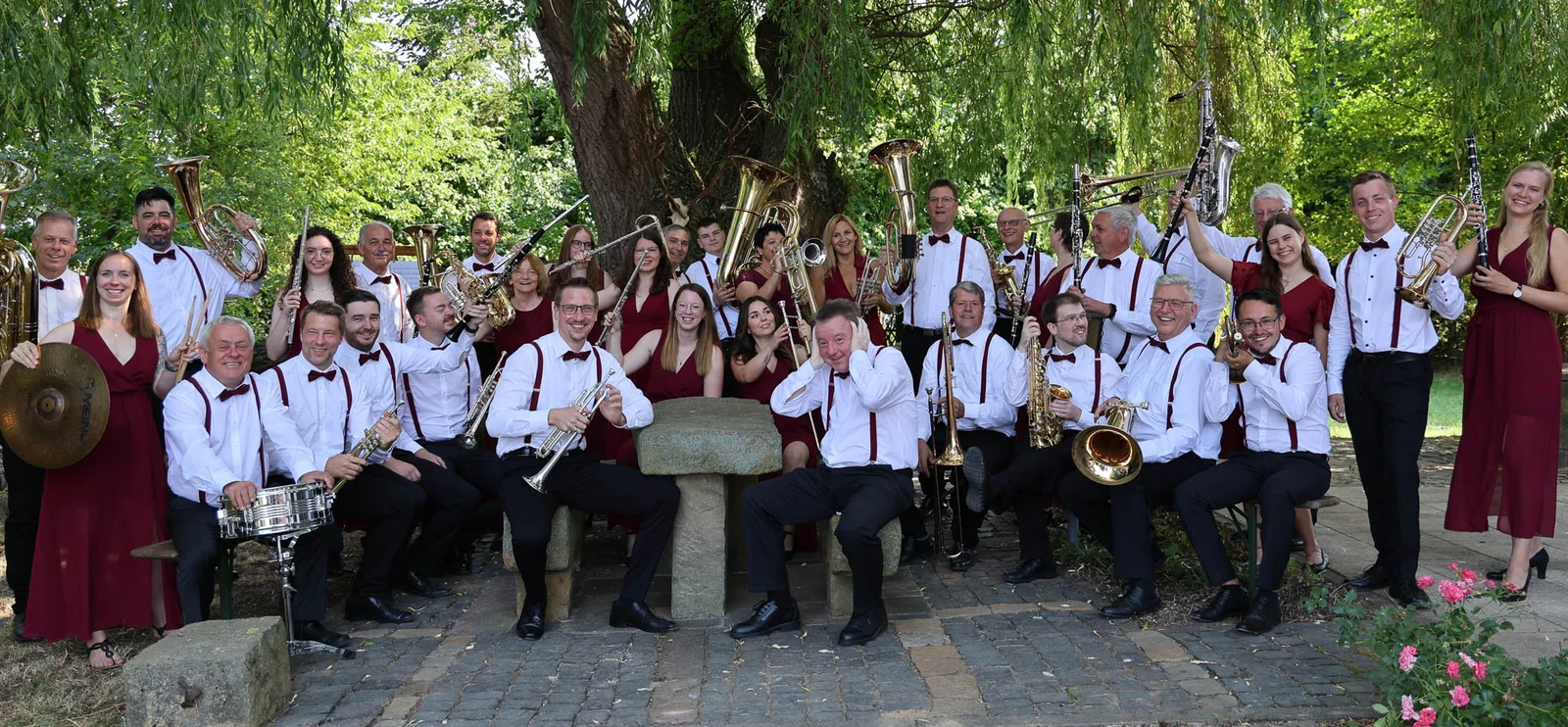 Gruppenfoto der Wettertaler Blasmusik unter einer Weide