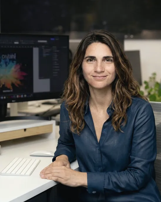 Magdalena Schneider aus Produktion und Design am Arbeitsplatz in der Agentur